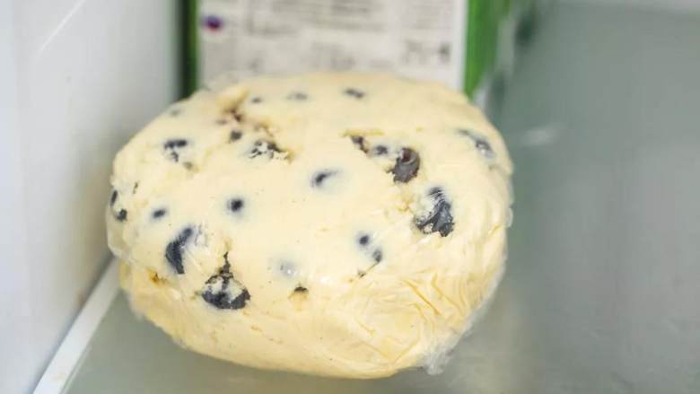 随手一拌都这么好吃！蓝莓曲奇，一咬就爆浆！,拌好的面糊，放入冰箱冷藏1小时。