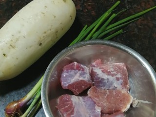 白萝卜炖猪肉,准备材料
