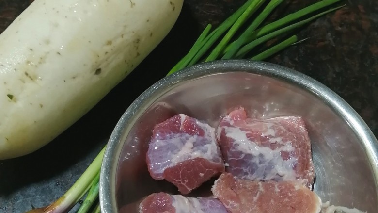 白萝卜炖猪肉,准备材料