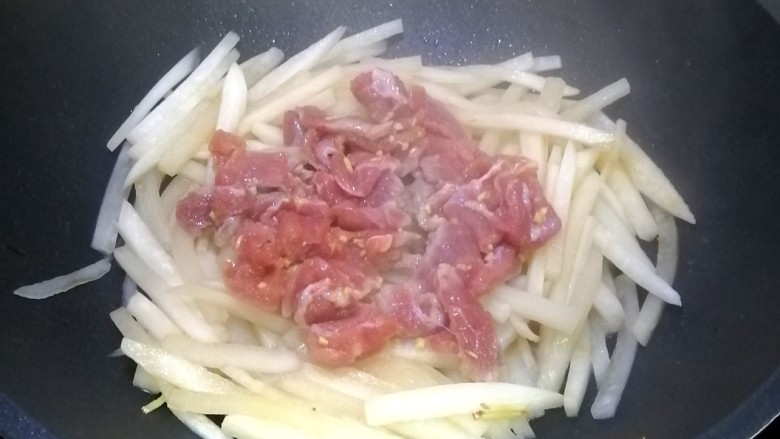 白萝卜炖猪肉,加入肉片