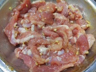 白萝卜炖猪肉,拌匀后加入油，再次拌匀，锁住水份，腌10分钟
