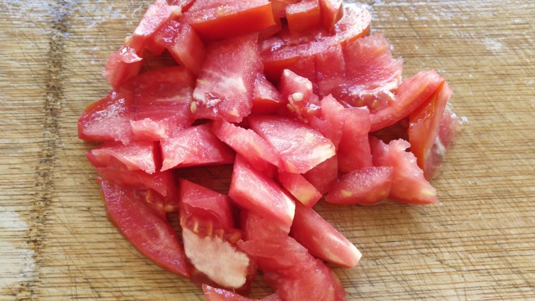 番茄牛肉河粉,西红柿泡水后洗干净切小块