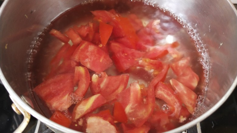 番茄牛肉河粉,锅里放开水，放入西红柿烧开后，再烧一会