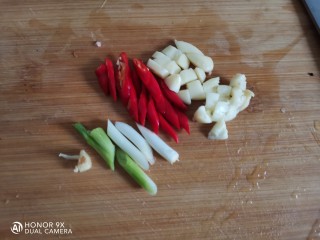 小炒毛豆,然后大蒜拍碎葱切成段，小米椒切片
