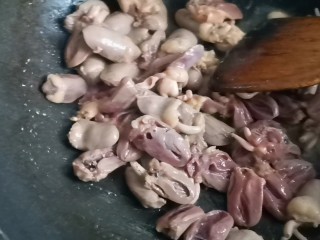 小炒毛豆,锅烧油油热倒入鸡心，翻炒至变色