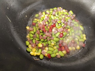 小炒毛豆,加入适量开水，盐和干红辣椒翻炒，再烧一会