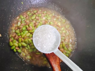 小炒毛豆,待汤汁差不多收紧，加一小勺细砂糖，翻炒均匀，即可