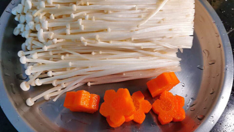 鱼头炖汤,金针菇去菇脚，并拆成小段，压出的胡萝卜花