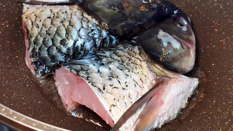 鱼头炖汤,鱼肉朝锅底，大火煎