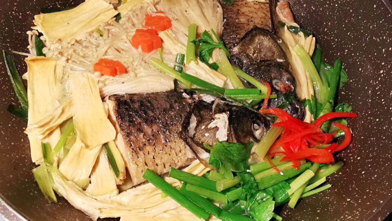 鱼头炖汤,哈哈，拍照后，表面汤汁被腐竹与金针菇＂偷喝＂啦！所以后来吃它们的时候特别有鱼汤的鲜美。