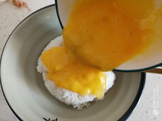 玉米虾仁蛋炒饭,鸡蛋打散倒入米饭中