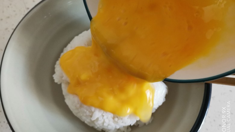 玉米虾仁蛋炒饭,鸡蛋打散倒入米饭中