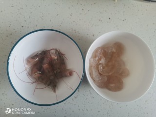 玉米虾仁蛋炒饭,虾洗干净，剥去虾皮，留下虾头，虾肉在背部开一刀