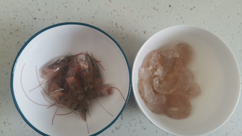 玉米虾仁蛋炒饭,虾洗干净，剥去虾皮，留下虾头，虾肉在背部开一刀