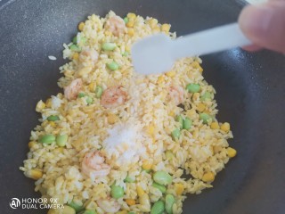 玉米虾仁蛋炒饭,加入适量的盐调味