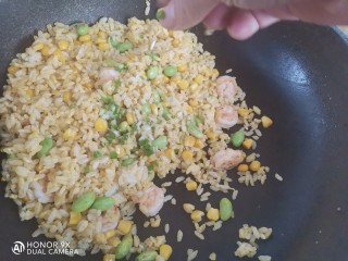 玉米虾仁蛋炒饭,撒上葱花，翻炒均匀即可出锅