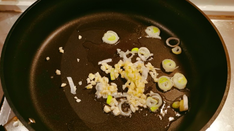 黄瓜炒土豆丝,起油锅放入食用油，油热后放入蒜碎、葱片翻炒出香味。