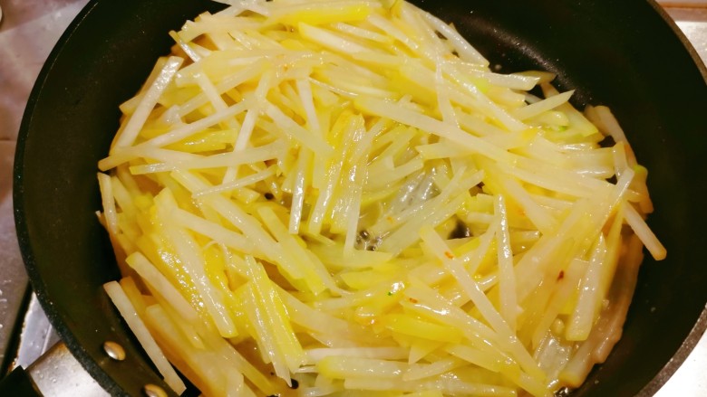 黄瓜炒土豆丝,放入土豆丝翻炒成熟，期间加入少量清水以免糊锅。