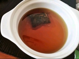 金黄流心超好吃的皮蛋～你也快自己做起来吧😋,准备一个茶包放入容器内(红茶绿茶黑茶花茶都可)，加开水泡茶至晾凉.