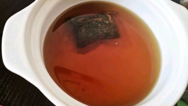 金黄流心超好吃的皮蛋～你也快自己做起来吧😋,准备一个茶包放入容器内(红茶绿茶黑茶花茶都可)，加开水泡茶至晾凉.