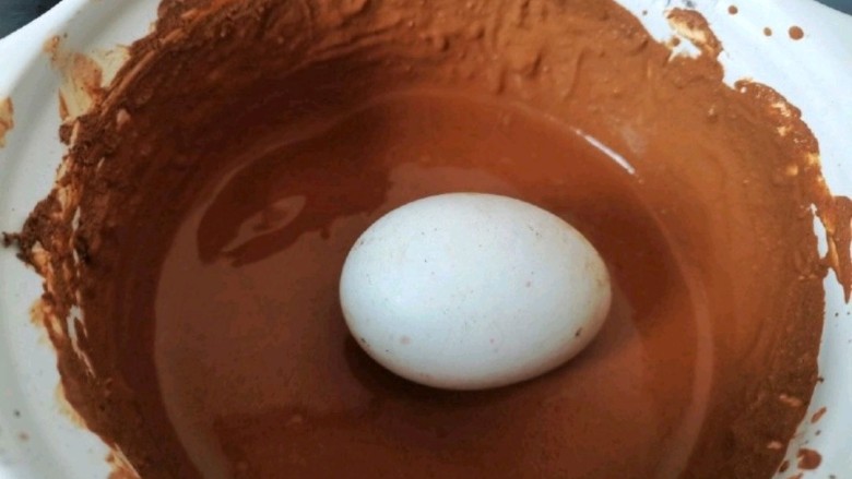 金黄流心超好吃的皮蛋～你也快自己做起来吧😋,将鸭蛋放入搅拌好的皮蛋糊内裹糊，直至鸭蛋全部裹_上糊为止。