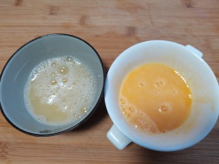 玉米虾仁蛋炒饭,蛋白蛋黄分离充分打散