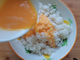 玉米虾仁蛋炒饭,蛋黄液倒入米饭抓匀