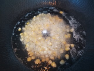 玉米虾仁蛋炒饭,锅里水烧开加入少盐，几滴油放入玉米粒焯水2分钟捞出