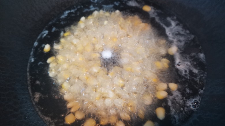 玉米虾仁蛋炒饭,锅里水烧开加入少盐，几滴油放入玉米粒焯水2分钟捞出