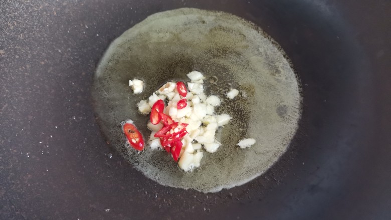 黄瓜炒土豆丝,起锅烧油，下入蒜末小米椒炒香