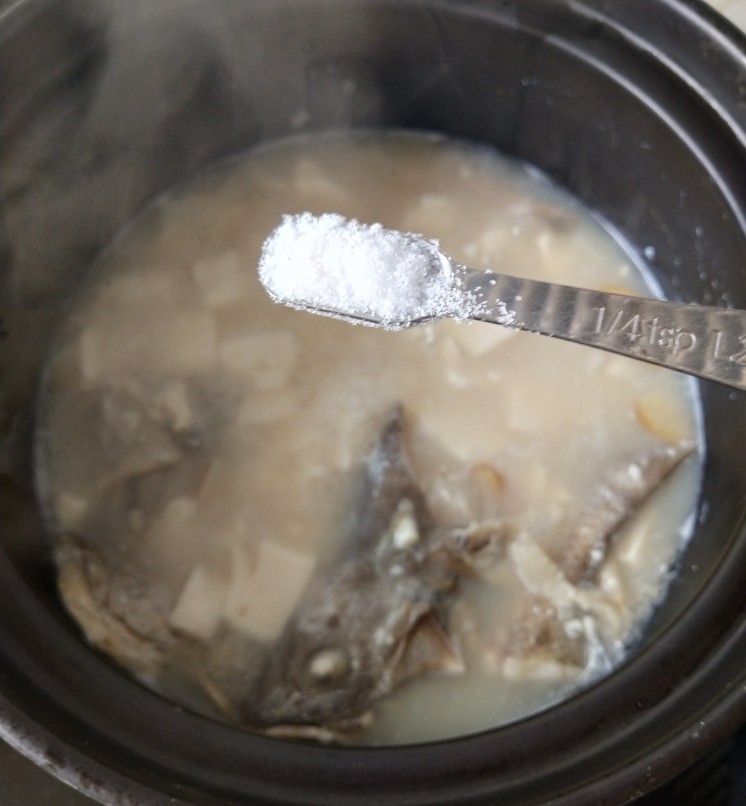 鱼头炖汤,出锅前加入2小勺盐调味，一中勺六月鲜轻盐原汁酱油