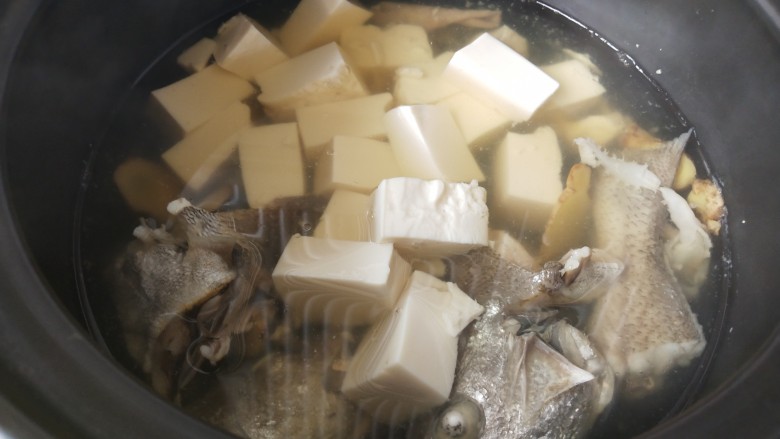 鱼头炖汤,再加入豆腐，小火炖10分钟