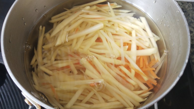 黄瓜炒土豆丝,锅里放开水，把胡萝卜和土豆放进去焯一下，大概1分钟左右