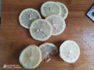 柠檬鸡柳,把一个柠檬切成，两个厚片，几个薄片