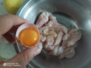 柠檬鸡柳,把鸡胸肉里加入一个鸡蛋清