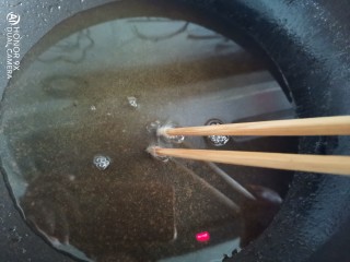 柠檬鸡柳,锅里烧油油温六成热，筷子放进去有小泡泡冒出即可