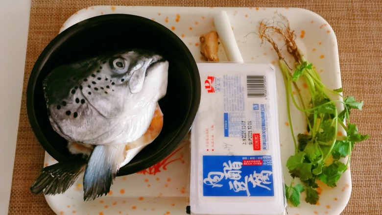 鱼头炖汤,食材准备好。