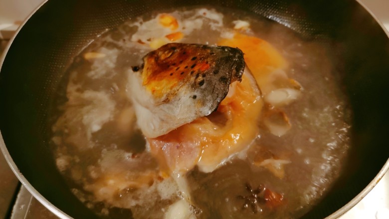 鱼头炖汤,倒入适量开水，大火烧开转中小火炖。