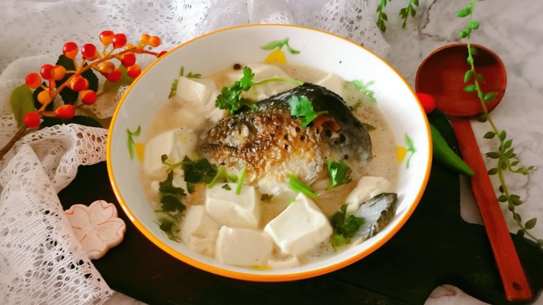 鱼头炖汤,好鲜美的鱼头炖汤，趁热食用。