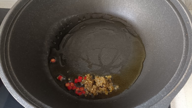 炒藕丝,起锅烧油，放入小米椒和一勺剁椒，翻炒均匀；