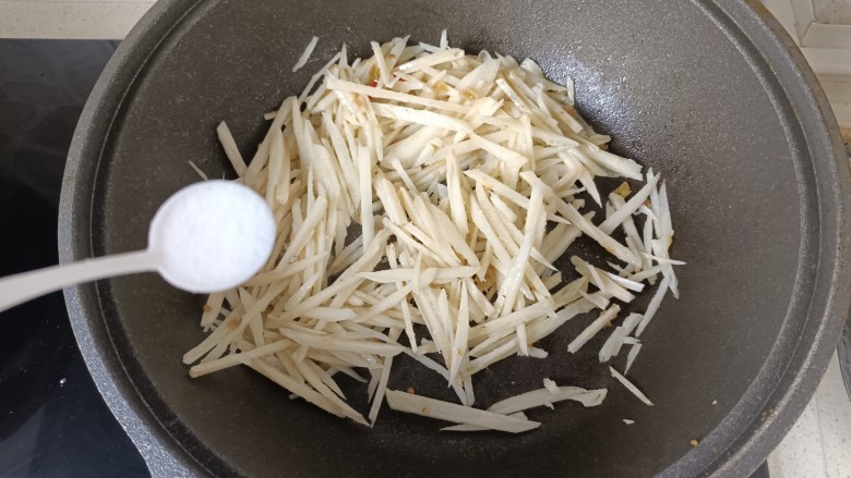 炒藕丝,加一小勺盐，大约2克，不要放多，因为剁椒是咸的，翻炒1分钟左右；