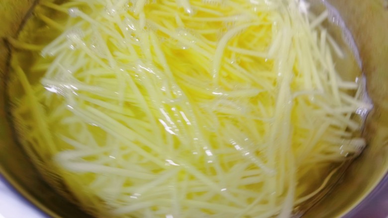 黄瓜炒土豆丝,土豆用擦丝器擦成丝，泡在盐水中以免氧化
