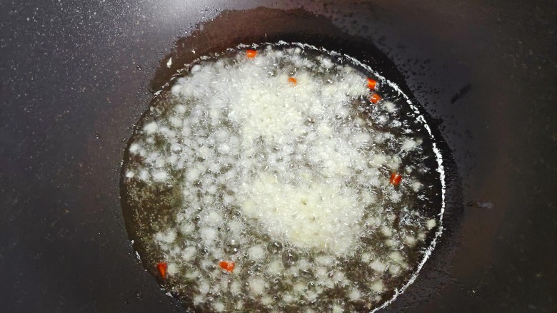 黄瓜炒土豆丝,起油锅，油热后下生姜大蒜末和干红辣椒，炒香