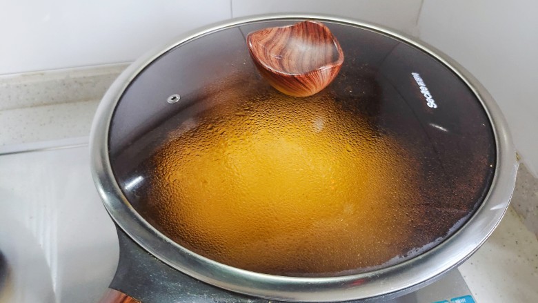 黄瓜炒土豆丝,盖上锅盖，转小火焖煮一分钟