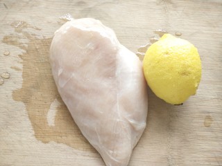 柠檬鸡柳,食材简单，一块鸡胸肉和柠檬