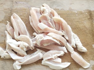 柠檬鸡柳,把鸡胸肉洗净，切成1厘米左右厚的长条，