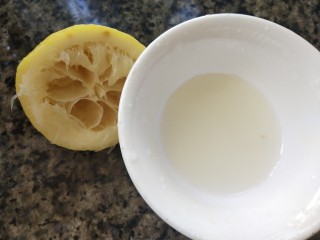 柠檬鸡柳,挤出柠檬汁