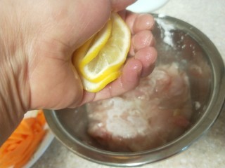 柠檬鸡柳,最后把柠檬挤进碗里。