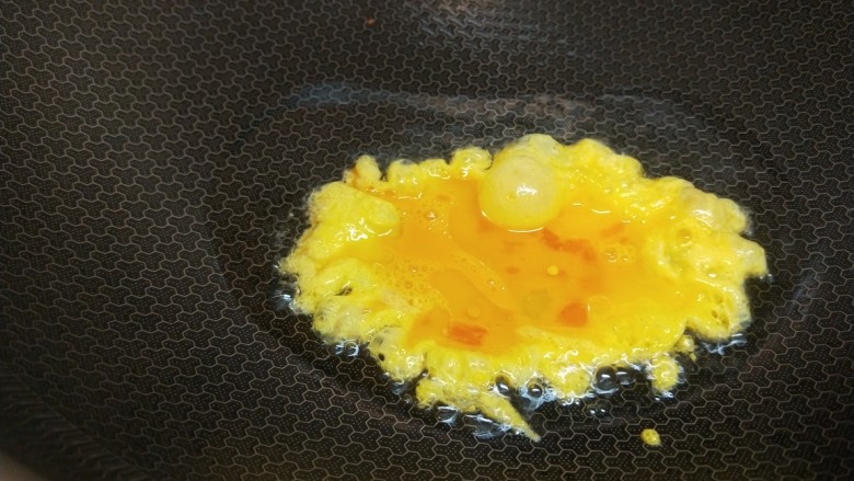柠檬鸡柳,炒一个鸡蛋倒入碗中备用。
