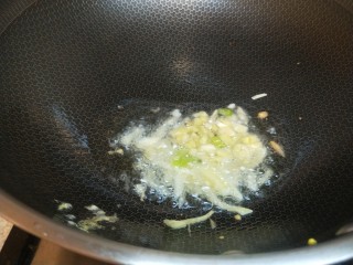 柠檬鸡柳,在倒入适量油烧热炒香葱姜蒜。
